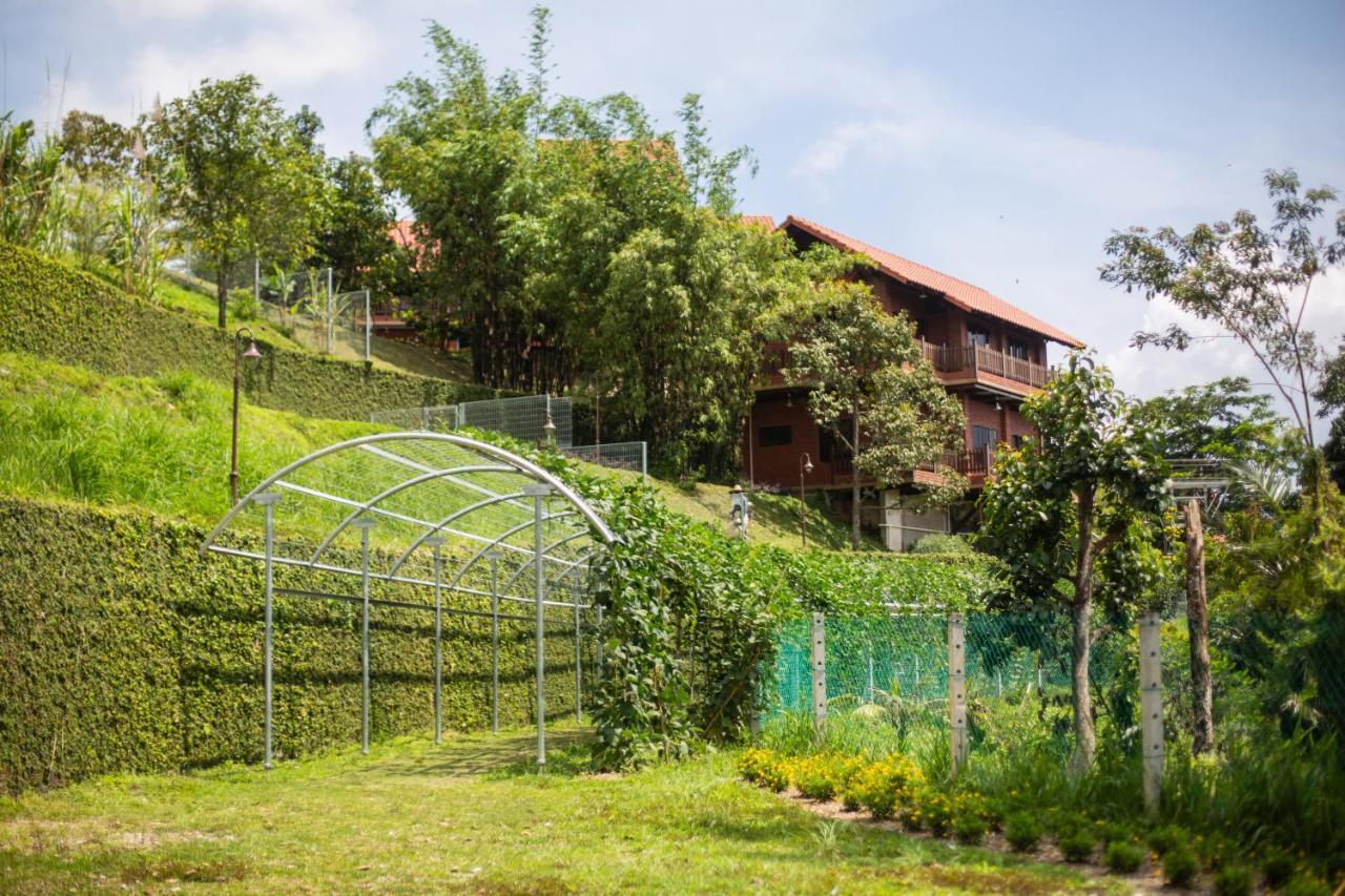 Red House The Garden Stay In Bukit Tinggi By Play Bentong Ngoại thất bức ảnh