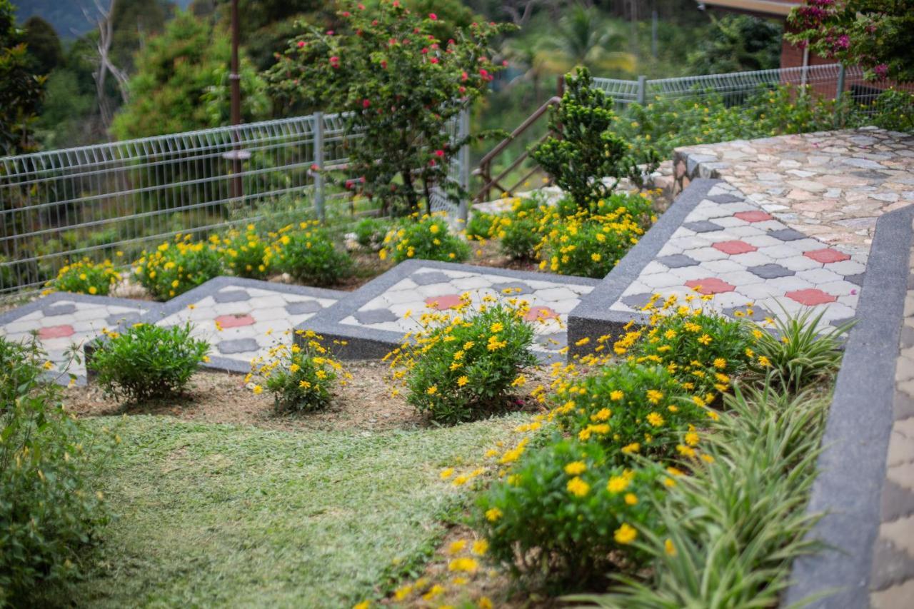 Red House The Garden Stay In Bukit Tinggi By Play Bentong Ngoại thất bức ảnh