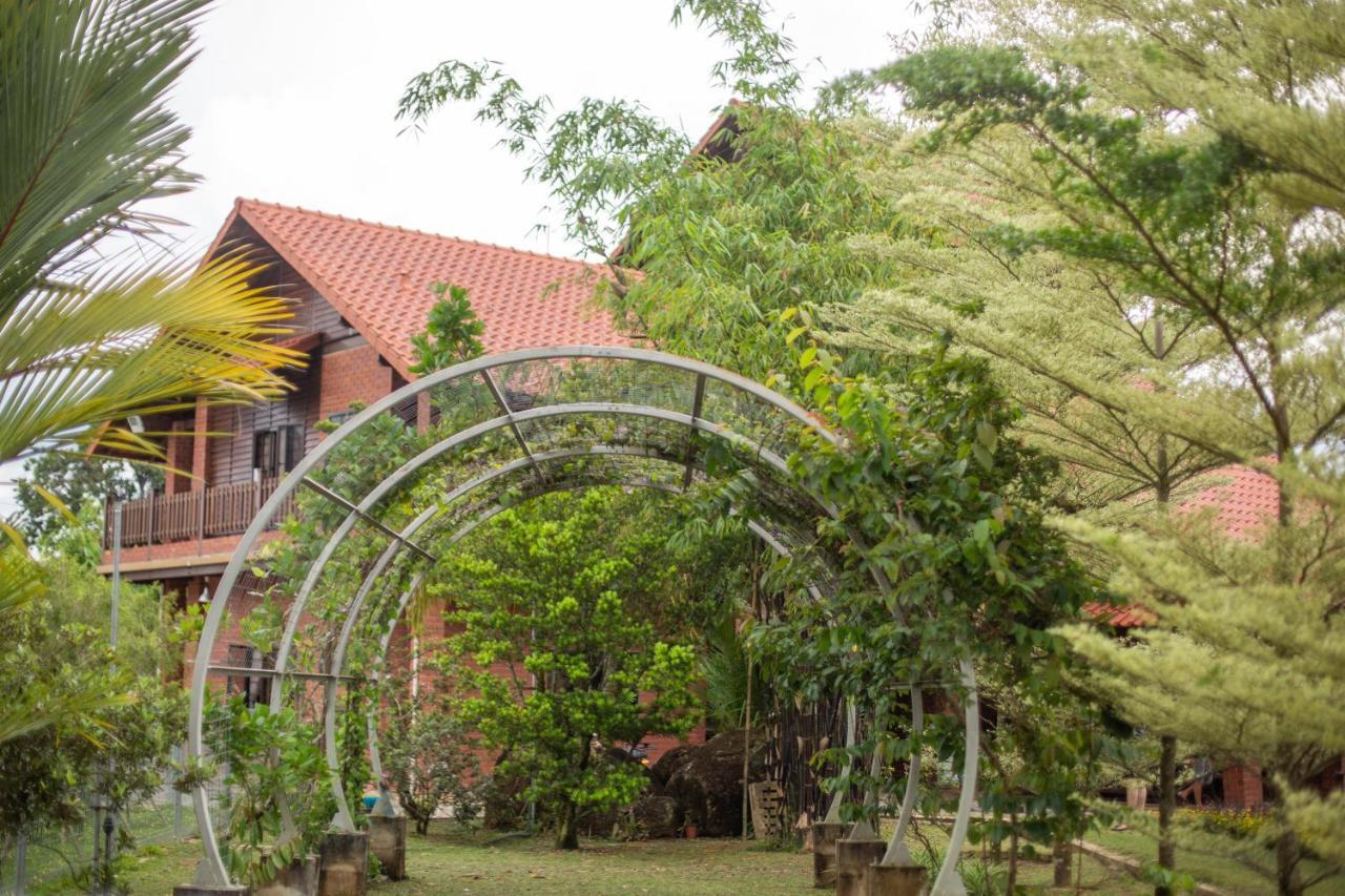 Red House The Garden Stay In Bukit Tinggi By Play Bentong Ngoại thất bức ảnh
